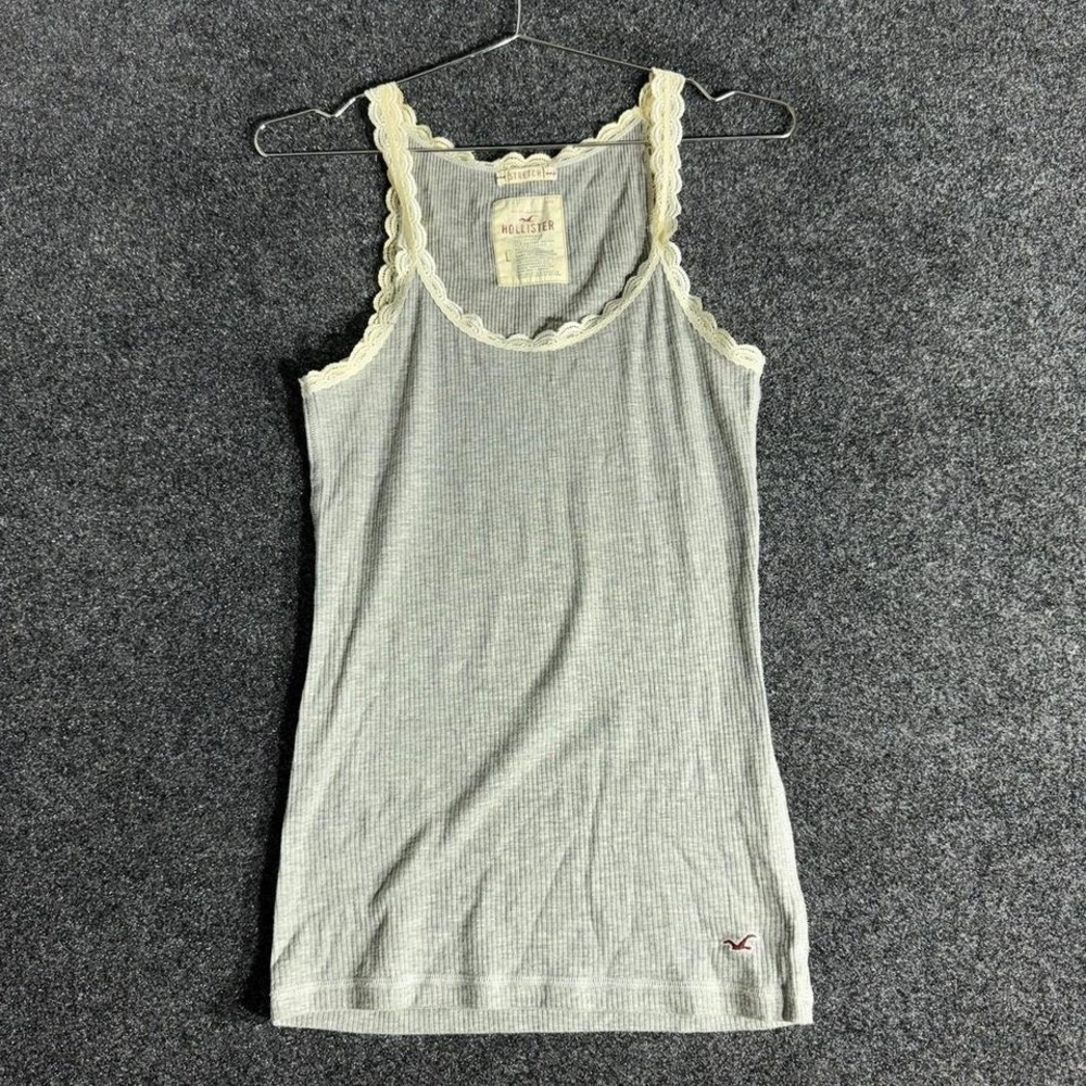 Y2K Hollister ribbed lace-trim tank 🤍 Heather gray with cream lace edges